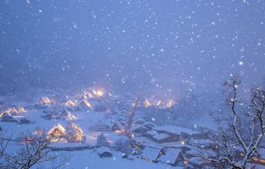 Shirakawago ışıklı kar yağışı