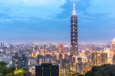 Taipei silüetini binalar alacakaranlıkta