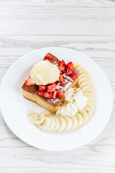 Shinuya 허니 토스트와 과일 및 아이스 크림 — 스톡 사진