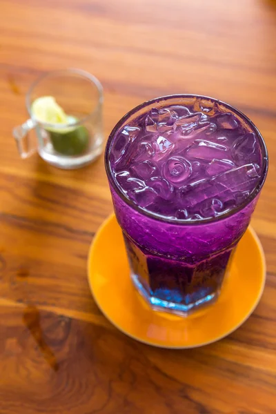 Ijs Butterfly pea citroen cocktail — Stockfoto