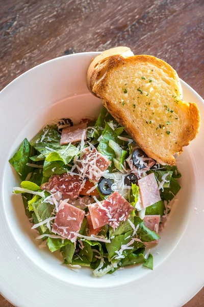 Caesar-Salat mit Parmaschinken — Stockfoto