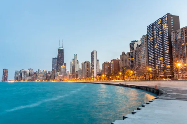 Chicago centrum en Lake Michigan in de schemering — Stockfoto