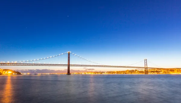 黄昏的里斯本桥 — 图库照片