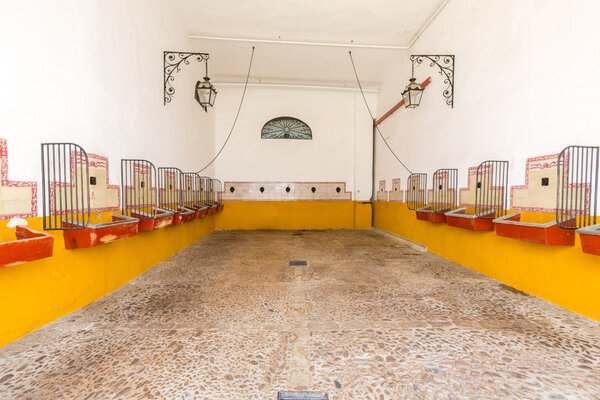 пустая бычья конюшня
