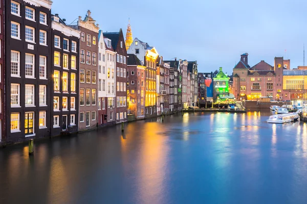 Amsterdam in de schemering in Nederland — Stockfoto