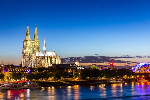 Catedral de Colonia a lo largo del río Rin en Alemania — Foto de Stock