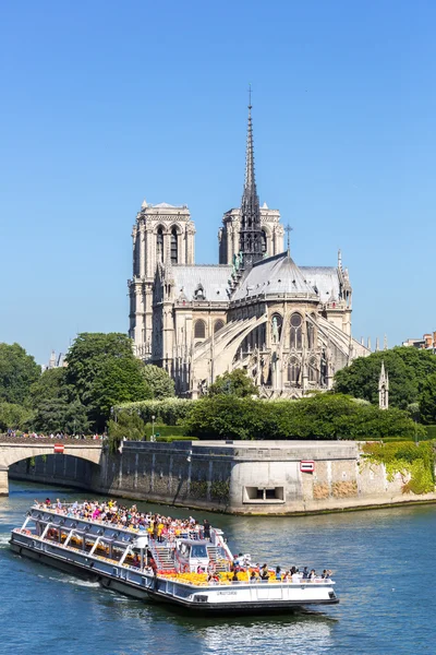 Katedrali Notre Dame Paris cruise ile — Stok fotoğraf