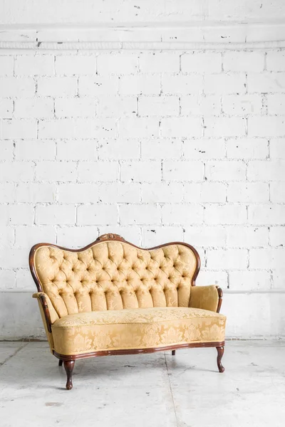 Brązowe Retro Sofa — Zdjęcie stockowe