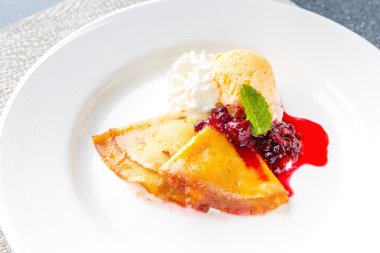 Ahududu dondurma pancake