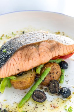 ızgara somon steak pesto