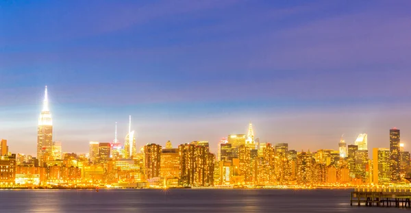 Средний город Нью-Йорка в сумерках — стоковое фото