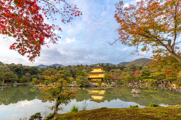 Золотистий павільйон Kinkakuji храм у Кіото — стокове фото