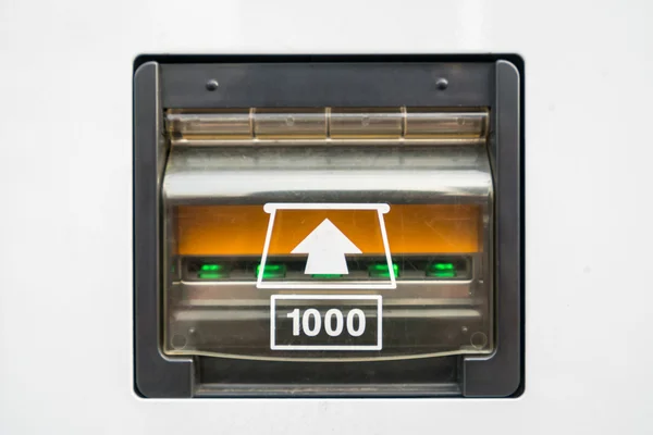 Automat s bankovka vkládat mezery — Stock fotografie