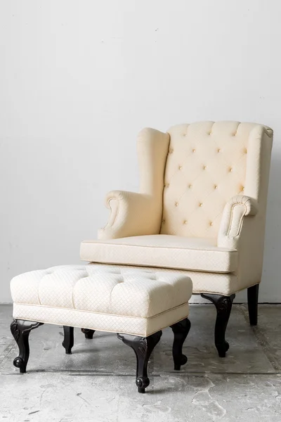 Beżowy krzesło retro — Zdjęcie stockowe