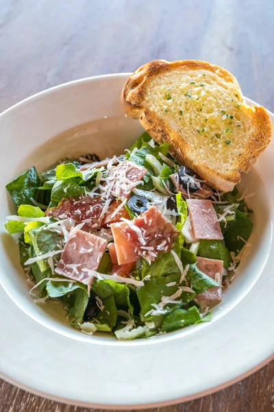 Caesar-Salat mit Parmaschinken — Stockfoto