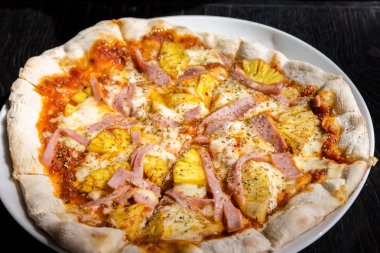 Pizza Hawaii plaka üzerinde