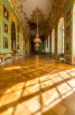 Münih'ların koridorda iç