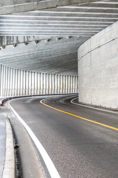 Túnel urbano na montanha — Fotografia de Stock