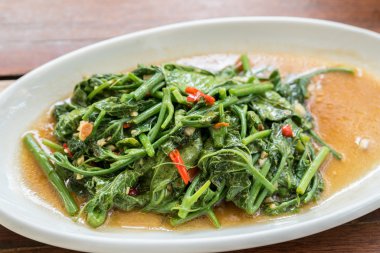 Kızarmış sponach karıştırın