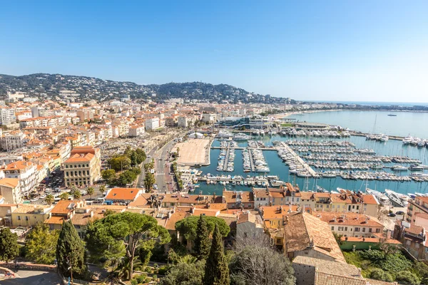 Vista de Le Suquet- a cidade velha e Port Le Vieux de Cannes — Fotografia de Stock