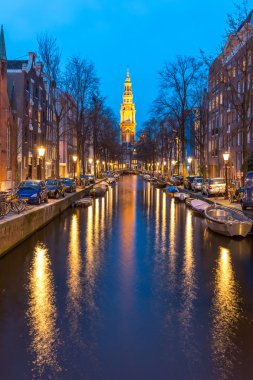 Zuiderkerk ve Amsterdam kanalları alacakaranlıkta 