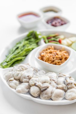 Taze istiridye hizmet ile karışık sebze