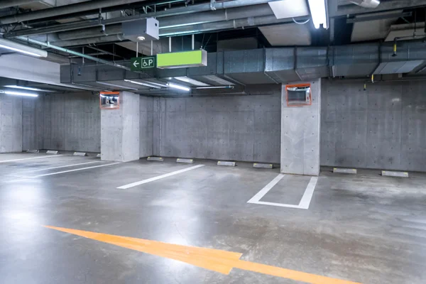Parking w garażu podziemnym — Zdjęcie stockowe