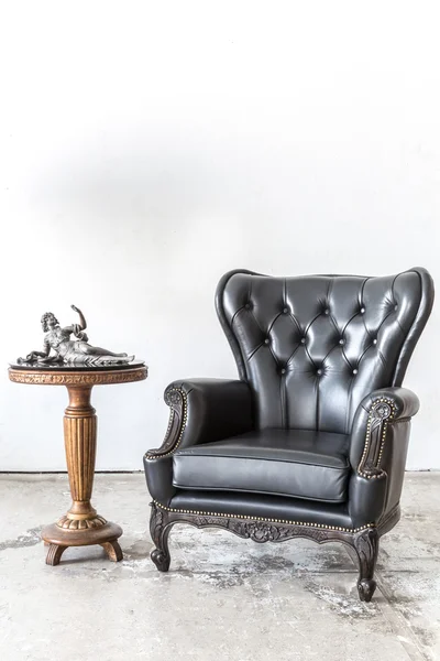 キャビネットとレトロな革の椅子 — ストック写真