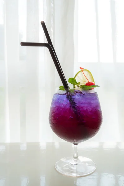 Cocktail met mint garnituur limoen en kersen — Stockfoto