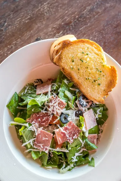 Caesar-Salat mit Parmaschinken — Stockfoto