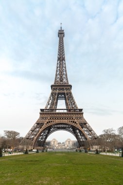 Eyfel Kulesi Paris mavi gökyüzü ile
