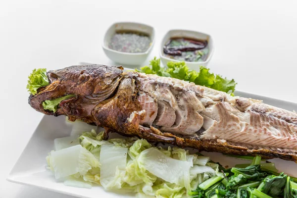 Izgara balık sebze ve sos ile