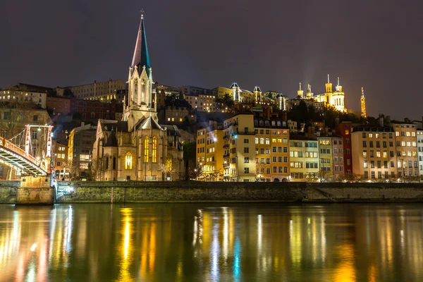 Lyon St Georges Kilisesi ile gece
