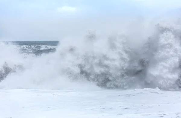 Grande onda sulla spiaggia nera in Islanda — Foto Stock