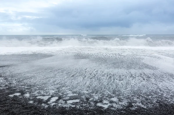 Big Wave op zwarte strand in IJsland — Stockfoto