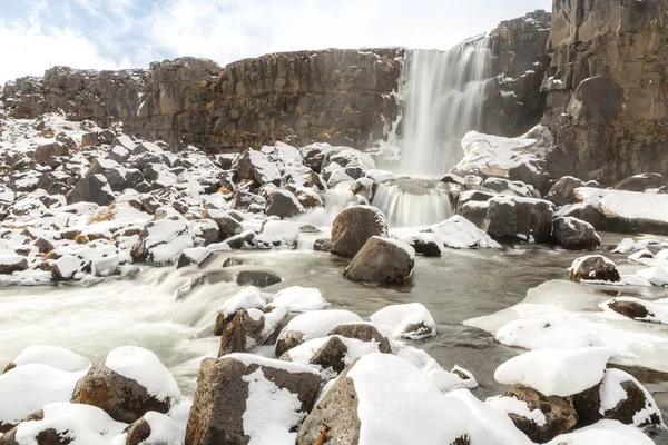 Oxararfoss waterval in de winter — Stockfoto