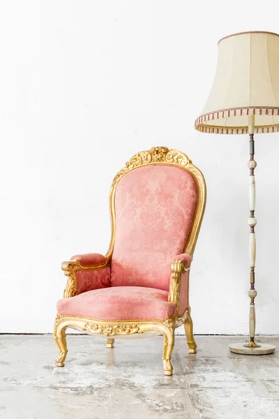 Cadeira vintage rosa com lâmpada — Fotografia de Stock