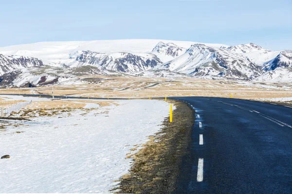 Winter Mountain range road na Islândia — Fotografia de Stock