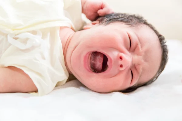 Bebé recién nacido llorando en su cama —  Fotos de Stock