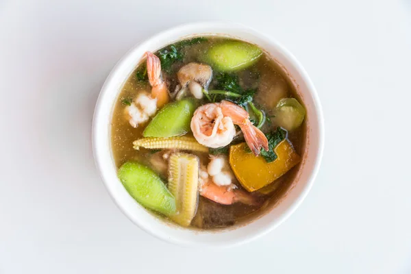 Пряный овощной суп с креветками — стоковое фото