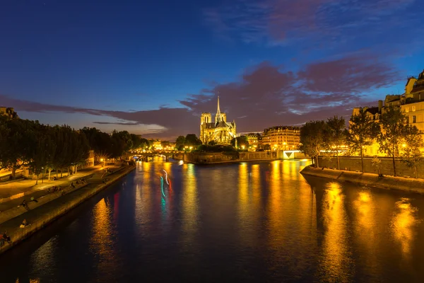 Katedrála Notre Dame v Paříži za soumraku — Stock fotografie