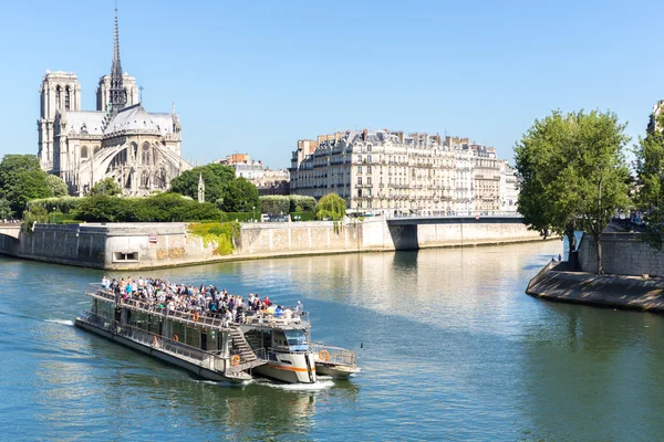 Kathedrale Notre Dame in Paris mit Kreuzfahrt — Stockfoto