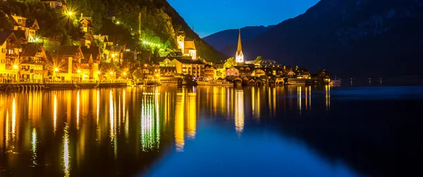 Alacakaranlıkta Alpleri'nde Hallstatt Köyü — Stok fotoğraf