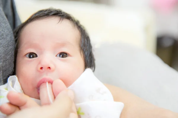 Recién nacido Alimentación de la leche materna con tubo —  Fotos de Stock