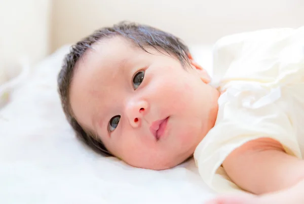 Sonriente recién nacido lindo bebé —  Fotos de Stock