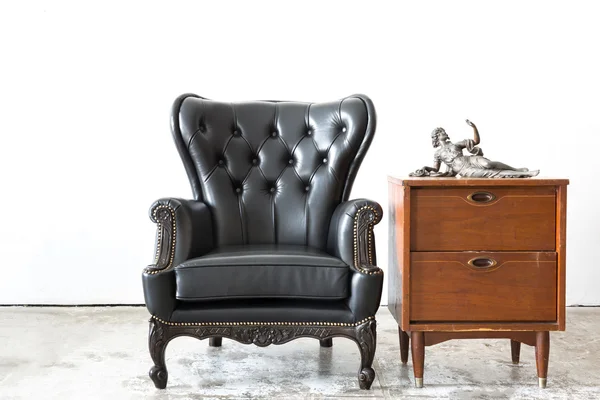 キャビネットとレトロな革の椅子 — ストック写真