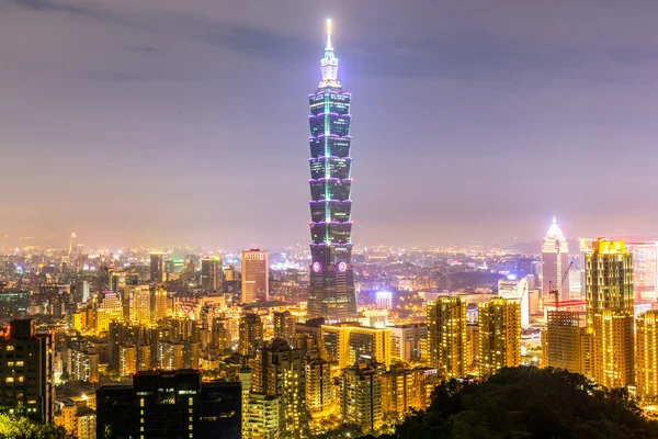 Taipei manzarası binalar alacakaranlıkta — Stok fotoğraf