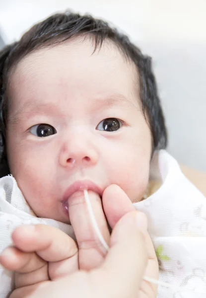 Nyfödd baby utfodring bröstmjölk — Stockfoto