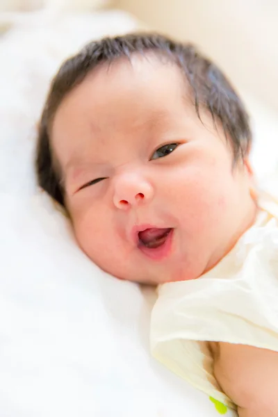 Sonriente recién nacido lindo bebé —  Fotos de Stock