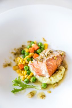 Patates püresi ile ızgara somon